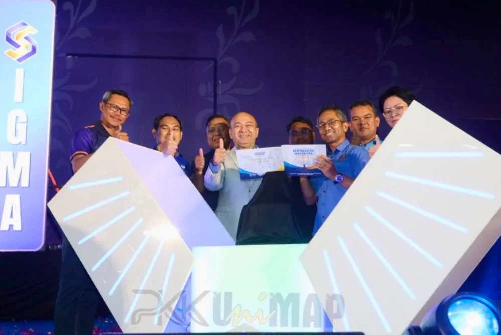 Peluncuran Buku Kemenjadian Mahasiswa oleh Prof Datuk Dr Zaliman Sauli dan Hirman Awang.