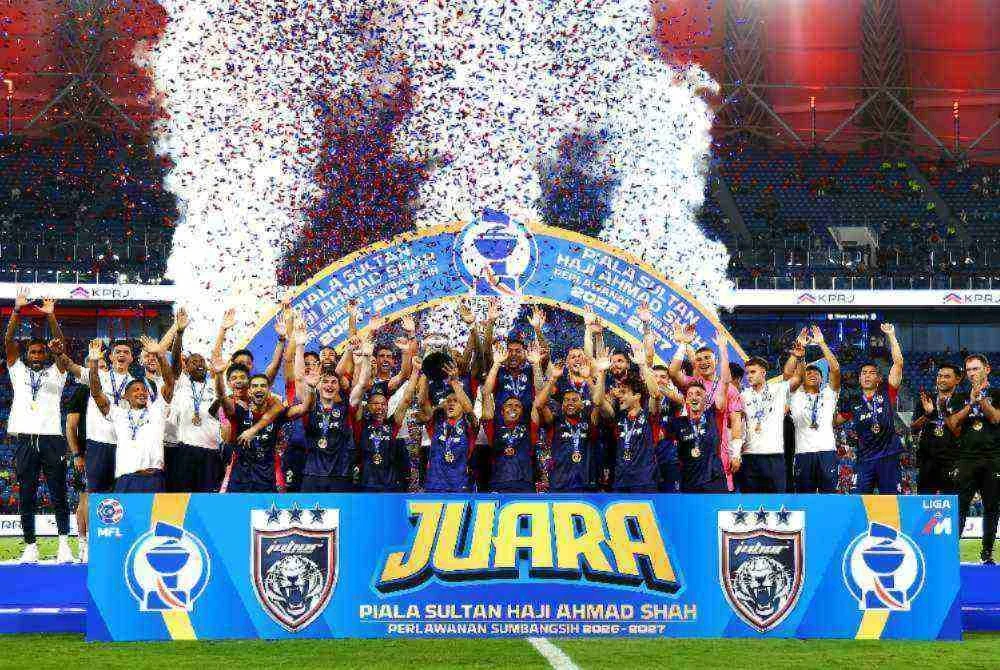 JDT menjulang Piala Sultan Haji Ahmad Shah selepas menewaskan Kuching City FC 3-0 dalam perlawanan Sumbangsih di Stadium Sultan Ibrahim, Iskandar Puteri malam tadi. Foto: Bernama