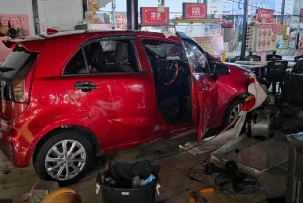 Pemandu kereta turut mengalami kecederaan dan dibawa ke hospital untuk mendapatkan rawatan serta pengambilan sampel.