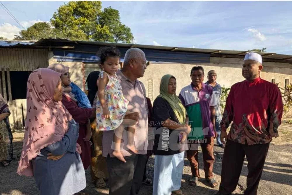 Mohd Tarmizi bersama keluarga mangsa yang terlibat dalam kebakaran di Kampung Pandan 1 pada Khamis.