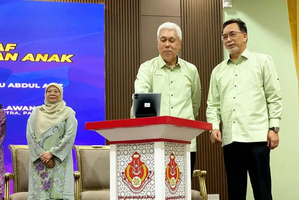 Tengku Mohamad Rizam (dua dari kanan) dan Mohd Anis (kanan) merasmikan Program Kesedaran Ibu Bapa Asnaf Terhadap Intervensif Awal Perkembangan Anak di Kompleks Islam Jubli Perak Sultan Ismail Petra di Kota Bharu pada Sabtu. Foto SINAR HARIAN/HAZELEN LIANA KAMARUDIN