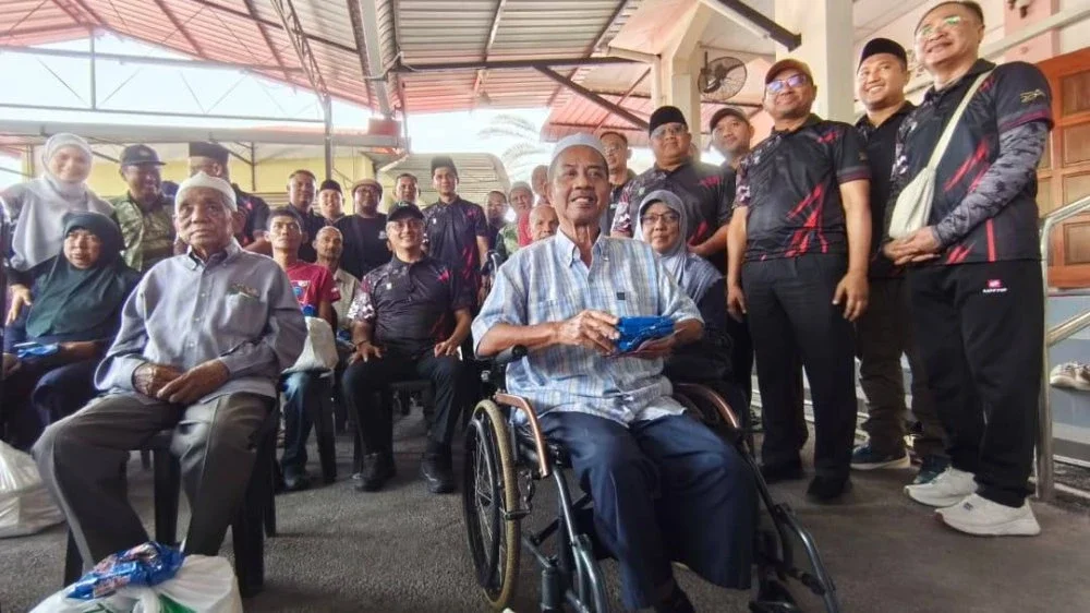 Mohamad (duduk tengah) bergambar bersama penerima bantuan sempena Kembara Konvoi Jejak Asnaf Peringkat Negeri Pulau Pinang 2026 di Balik Pulau pada Sabtu.