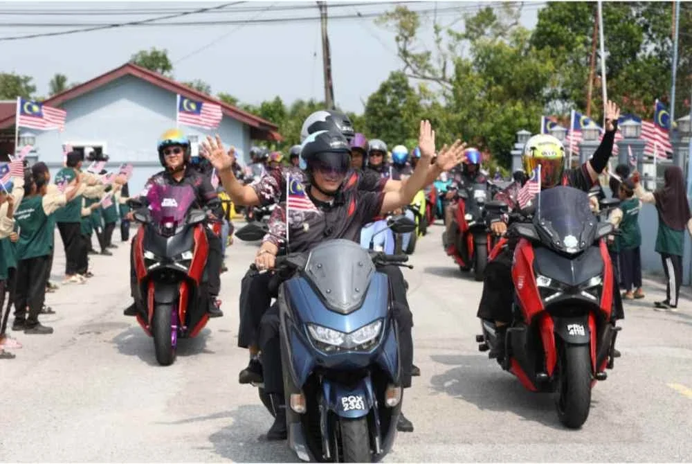 Mohamad (depan) mengetuai lebih 100 motosikal menyertai Kembara Konvoi Jejak Asnaf Peringkat Negeri Pulau Pinang 2026 di Balik Pulau pada Sabtu.