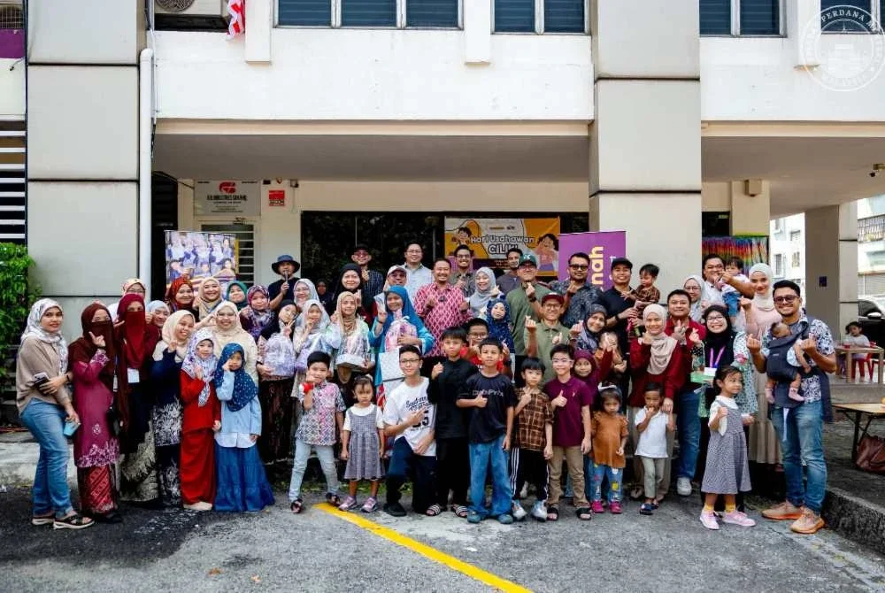 Raimi (tengah) bergambar bersama pelajar pada Hari Usahawan Cilik di Subang Jaya pada Sabtu.