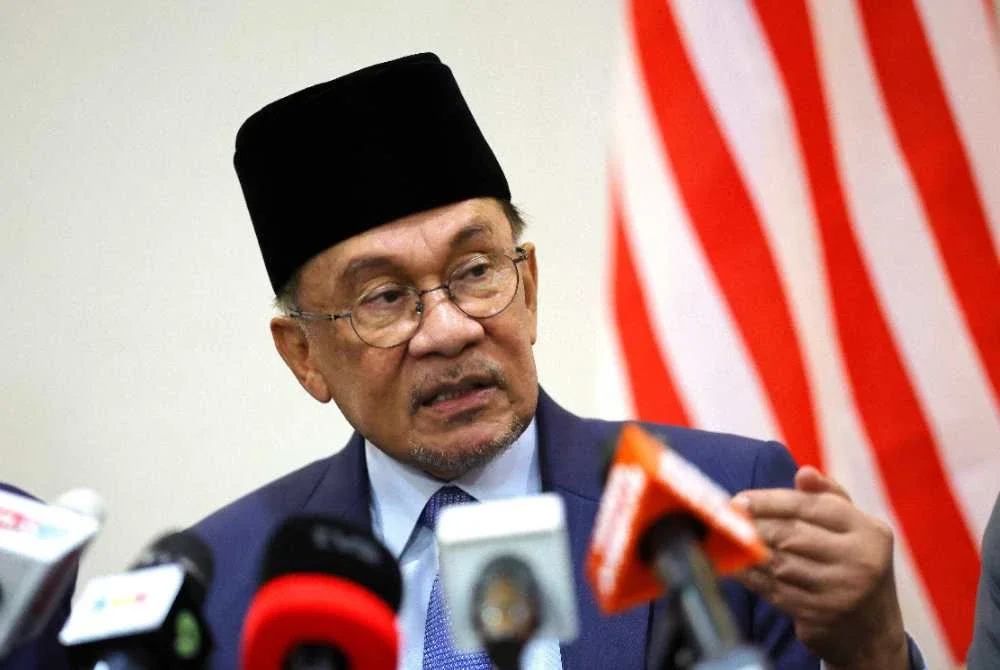 Anwar pada sidang media di Lapangan Terbang Antarabangsa Brunei pada Sabtu. Foto Bernama