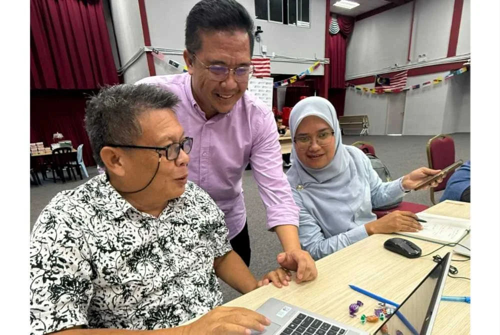 Md Hanafizah (tengah) ketika berinteraksi bersama peserta kursus Digital Transformation: Workplace Productivity & Process Digitalization pada Sabtu.