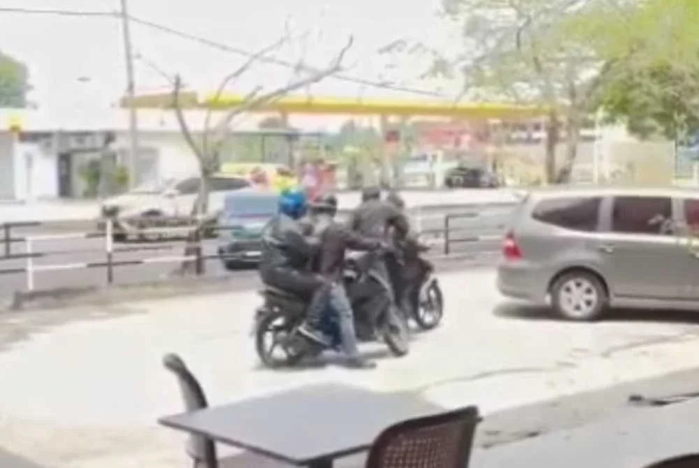 Tangkap layar video tular menunjukkan empat suspek melarikan diri menaiki dua motosikal tanpa nombor pendaftaran selepas menyamun kedai emas terbabit.