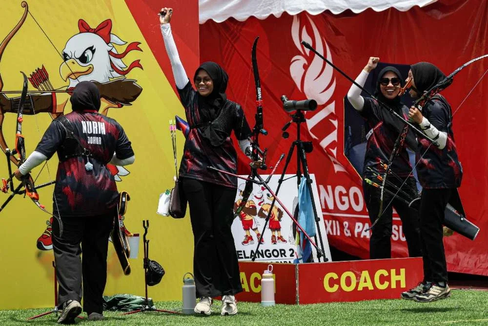 Pasukan memanah Johor meraih pingat emas dalam acara recurve berpasukan wanita pada Sukma Selangor 2026 di Stadium INSPEN, Sabtu. Foto Bernama