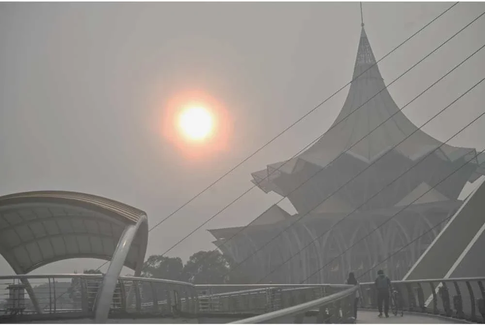 Pemandangan Bangunan DUN Sarawak kelihatan kabur akibat jerebu. Foto Bernama
