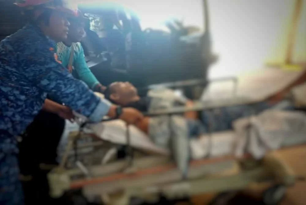 Anggota APM dibawa ke HoSHAS selepas pitam akibat dipatuk ular ketika melakukan demonstrasi pengendalian reptilia di Dewan Taman Temerloh Jaya pada Sabtu. - Foto: APM