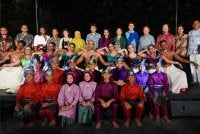 Tunku Zain (belakang, tujuh dari kiri) ketika Malam Pembukaan Nine Arts Festival. FOTO: FACEBOOK TALENTCORPMALAYSIA