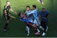 Tiga pemain Argentina digantung berikutan penglibatan mereka dalam pergaduhan pada penghujung perlawanan akhir Piala Dunia bulan lepas menentang Sepanyol.