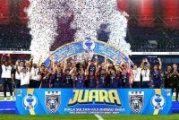 JDT menjulang Piala Sultan Haji Ahmad Shah selepas menewaskan Kuching City FC 3-0 dalam perlawanan Sumbangsih di Stadium Sultan Ibrahim, Iskandar Puteri malam tadi. Foto: Bernama 
