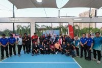 Zulhisham Zailan (lapan dari kiri) bersama ahli Kelab Media Putrajaya dalam program sukan pickleball pada Jumaat.