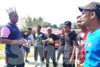 Saravanan (kiri) bersama masyarakat di Kampung Orange Asli Batu 9 di sini pada Sabtu.