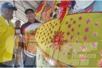 Izham (kanan) melihat pameran wau kapal sempena Karnival Bendang 2026 di Parit 2 Timur di sini pada Sabtu.