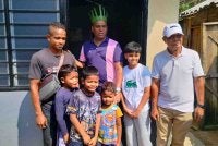 Raas (kiri) dan tiga anaknya teruja selepas menerima rumah baharu menerusi peruntukan Saravanan (dua dari kiri) di Kampung Orang Asli Batu 9, Jalan Pahang pada Sabtu.