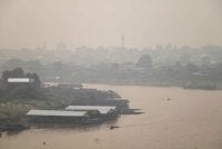 Jerebu menyelubungi kawasan perumahan di tepi Sungai Kahayan di Palangkaraya, Kalimantan Tengah susulan kebakaran hutan dan tanah yang berlaku secara meluas di pelbagai lokasi di seluruh pulau tersebut. Foto AFP