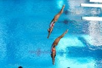 Nur Eilisha Rania dan Dayang Nursharzyra yang meraih pingat emas dalam acara tiga meter papan anjal seirama wanita pada Sukma Selangor 2026 di Pusat Akuatik Darul Ehsan, Sabtu. Foto Bernama