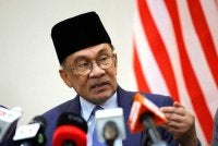 Anwar pada sidang media di Lapangan Terbang Antarabangsa Brunei pada Sabtu. Foto Bernama