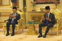 Anwar dan Sultan Hassanal Bolkiah mengaminkan doa selepas Istiadat Penganugerahan Darjah Kerabat Laila Utama Yang Amat Dihormati (D.K.) di Istana Nurul Iman. Foto Bernama