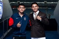 Jojo (kanan) sempat beramah mesra dengan Arif Aiman selepas aksi Piala Sumbangsih di Iskandar Puteri. Foto FB Johan 'Jojo' Ghazali