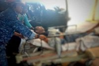 Anggota APM dibawa ke HoSHAS selepas pitam akibat dipatuk ular ketika melakukan demonstrasi pengendalian reptilia di Dewan Taman Temerloh Jaya pada Sabtu. - Foto: APM