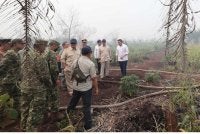 Presiden Prabowo meninjau lokasi kebakaran hutan dan tanah di Desa Limbung, Kecamatan Sungai Raya, Kubu Raya, Kalimantan Barat pada Sabtu. Foto Sekretariat Kabinet Indonesia