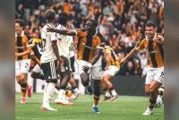 Mendy (dua dari kanan) meledak gol kemenangan ketika membantu Hull membenam United 2-0 dalam aksi EPL di Stadium MKM. Foto Fb Hull City