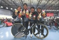 Pasukan pelumba Terengganu menunjukkan pingat emas yang dimenangi dalam acara akhir berbasikal trek pursuit berpasukan wanita menentang Johor pada Sukma Selangor 2026 di Velodrom Nasional, Sabtu. Foto Bernama