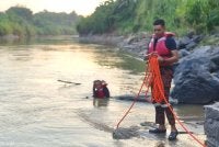 Operasi SAR menggunakan tali di kawasan Sungai Pagalan, Keningau.