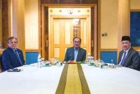Anwar ketika mengadakan pertemuan dengan Abang Johari dan Hajiji di Bandar Seri Begawan, Brunei pada Sabtu. Foto Pejabat Perdana Menteri