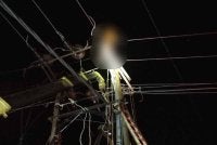 Mangsa didapati masih berada di atas tiang elektrik ketika pasukan bomba tiba di lokasi.
