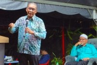 Takiyuddin semasa menyampaikan ceramah isu semasa peringkat Parlimen Kota Bharu di Jalan Seri Cemerlang pada Sabtu.