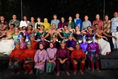Tunku Zain (belakang, tujuh dari kiri) ketika Malam Pembukaan Nine Arts Festival. FOTO: FACEBOOK TALENTCORPMALAYSIA
