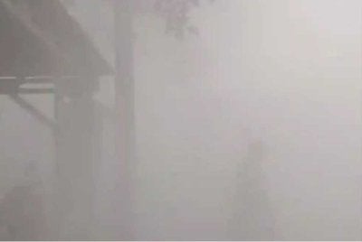 Keadaan jerebu tebal itu menyebabkan ramai penduduk mengalami sesak nafas dan rasa pedih pada mata. - Foto Agensi