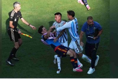 Tiga pemain Argentina digantung berikutan penglibatan mereka dalam pergaduhan pada penghujung perlawanan akhir Piala Dunia bulan lepas menentang Sepanyol.