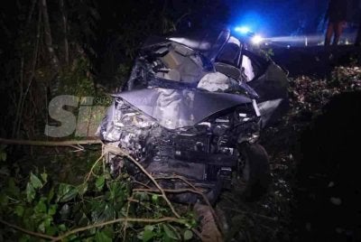 Guru wanita bersama anak lelaki maut manakala suami cedera selepas kenderaan pelbagai guna (MPV) dinaiki terbabas sebelum jatuh ke dalam gaung di Kilometer 149.9 Jalan Kuantan-Seremban.