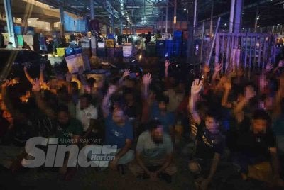 Antara warga asing yang ditahan dalam operasi penguatkuasaan di Kompleks Pasar Besar Meru, Klang pada Sabtu.