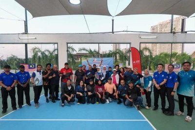 Zulhisham Zailan (lapan dari kiri) bersama ahli Kelab Media Putrajaya dalam program sukan pickleball pada Jumaat.
