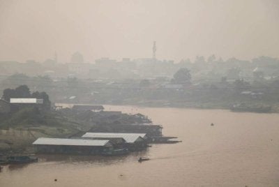 Jerebu menyelubungi kawasan perumahan di tepi Sungai Kahayan di Palangkaraya, Kalimantan Tengah susulan kebakaran hutan dan tanah yang berlaku secara meluas di pelbagai lokasi di seluruh pulau tersebut. Foto AFP