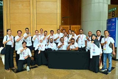 Sebahagian akar umbi DAP membidas Rayer berkaitan isu binaan.