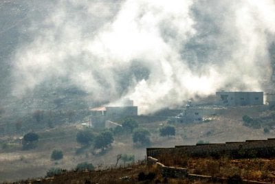 Gambar yang diambil dari kampung Chaqra di selatan Lubnan menunjukkan kepulan asap dari rumah-rumah yang menjadi sasaran bedilan kereta kebal Israel di kampung berhampiran, Mays al-Jabal pada 21 Ogos 2026. Foto AFP