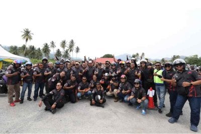 Mohamad (tengah) bergambar bersama lebih 100 penunggang motosikal yang menyertai Kembara Konvoi Jejak Asnaf Peringkat Negeri Pulau Pinang 2026 di Balik Pulau pada Sabtu.