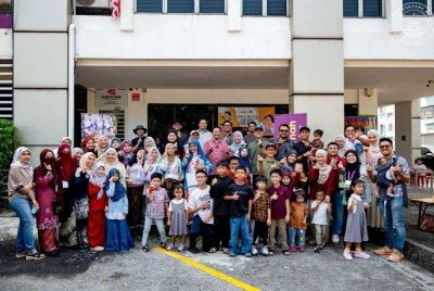 Raimi (tengah) bergambar bersama pelajar pada Hari Usahawan Cilik di Subang Jaya pada Sabtu.