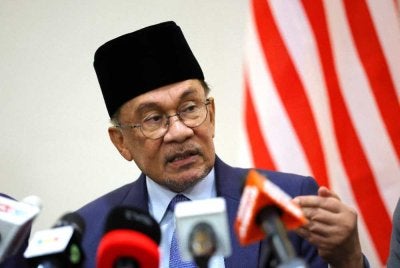 Anwar pada sidang media di Lapangan Terbang Antarabangsa Brunei pada Sabtu. Foto Bernama