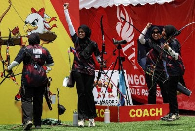 Pasukan memanah Johor meraih pingat emas dalam acara recurve berpasukan wanita pada Sukma Selangor 2026 di Stadium INSPEN, Sabtu. Foto Bernama