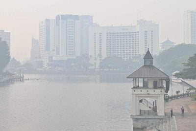 Kualiti udara di beberapa kawasan di Sarawak terus merosot apabila bacaan IPU menghampiri tahap sangat tidak sihat. Foto Bernama