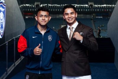 Jojo (kanan) sempat beramah mesra dengan Arif Aiman selepas aksi Piala Sumbangsih di Iskandar Puteri. Foto FB Johan 'Jojo' Ghazali