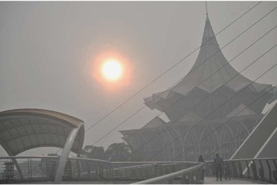 Pemandangan Bangunan DUN Sarawak kelihatan kabur akibat jerebu. Foto Bernama